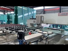 Nhiều dây chuyền sản xuất với 4000 mét vuông nhà máy.